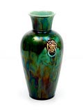  Groen geglazuurde vaas met reliëfdecoratie van leeuwenkopjes uitvoering Wedgwood / Engeland 1862 of 1888 