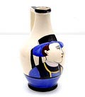  Wit geglazuurd aardewerk kannetje met polychrome voorstelling van man met hoed uitvoering Henriot Quimper Frankrijk 1922-'50 