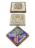  Drie herdenkingstegels resp uitvoering Westraven reliëftegel Regeeringsjubileum Koningin Wilhelmina 1898-1938 10x10 cm de Porceleyne Fles cloisonnétegel Nederland ontwerp L.E.F.Bodart ca.1930 12x12 cm Goedewaagen Je Maintiendrai 1898-1948 10,3x10,3 cm 