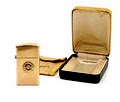  10 Karat Gold filled metalen Zippo aansteker met gravering H.F.C April 1 1965 met geëmailleerd plaatje met twee briljant geslepen steentjes en Esso 32 years in originele doosje 