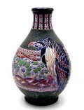  Grote aardewerk vaas met polychrome reliëfdecoratie van adelaar uitvoering Amphora / Tsjecho-Slowakije 1918-'39 