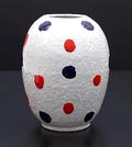  Wit geglazuurde aardewerk vaas met zwarte en rode vlekken ontwerp Guido Gambone uitgevoerd voor de Artistiek Collectie van de de Bijenkorf / Amsterdam ca.1955 