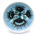  Aardewerk Sandelfo sierbord met abstract beschilderde decoratie ontwerp Herman Sanders uitvoering de Porceleyne Fles / Delft 1959 