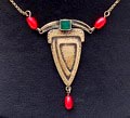  Geelkoperen gehamerde Amsterdamse School hanger aan ketting met roodglazen steentjes een groen kleursteentje Nederland ca.1925 