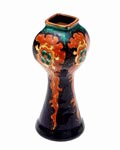 Aardewerk vaasje met polychrome florale decoratie IJselstroom uitvoering Plateelbakkerij Zuid-Holland Gouda 1921 