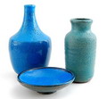  Drie aardewerk items 2x vaas 18,6 22,5 cm hoog 1x schaaltje diam 15,6 cm ontwerp Jan van Ham uitvoering t Bolwerk Utrecht ca.1960 