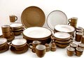 Geglazuurd aardewerk servies Quirina 46 delen ontwerp Lucie Q Bakker 1968 uitvoering Makkum 1968-'77 Bestaat uit Diner borden 5x diam 28,5 cm Grote borden 1x diam 24,5 cm chips aan rand Diepe borden 3x diam 20,5 cm één bord met barst Ontbijtborden 5x diam 20,5 cm Kopjes 6x schotels 3x hoog 7,7 cm Bekers 5x hoog 7,7 cm Peper zoutstrooier 2 st Melkkannetje 1x glazuurchipje van tuit Eierdoppen 4x hoog 5,7 cm Soepkommen 6x diam 14,3 cm Sauskommen op schotel 2x hoog 7,4 cm Serveerschaal 1x diam 28,5 cm 