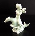  Porseleinen beeldje van jongen op vis met celadon glazuur ontwerp Harald Salomon 1943-45 uitvoering Rörstrand / Zweden 