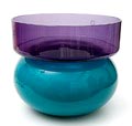  Compositie van een paars glazen schaal op losse groenglazen basis Puzzle ontwerp Ettore Sottsass 2003 uitvoering Venini / Italië 