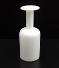 Opaak witte gulvaas met helder glazen overlay ontwerp Michael Bang ca.1960 uitvoering Holmegaard / Denemarken 