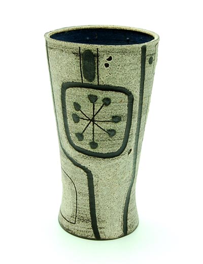 Aardewerk vaas met abstracte decoratie ontwerp uitvoering Jaap Dommisse in eigen atelier / Oosterbeek 1959-'71 