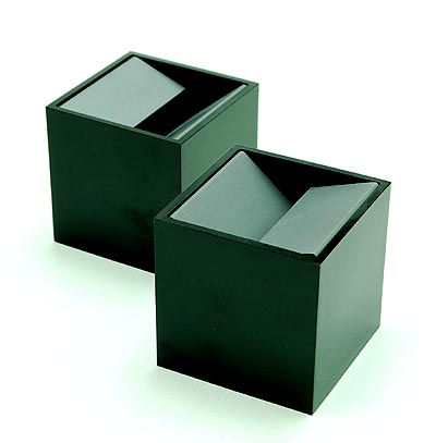 Zwarte melamine asbakken 2x Kubo met metalen inzetstuk ontwerp Bruno Munari 1957 uitvoering Danese Milano / Italië 