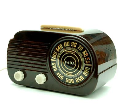 Kunststof radio Fada type 845 110 V donker kunststof behuizing met witte kunststof knoppen en handvat uitvoering FADA Frank Angelo D'Andrea Radio Electric Co New Jersey / USA 1947 