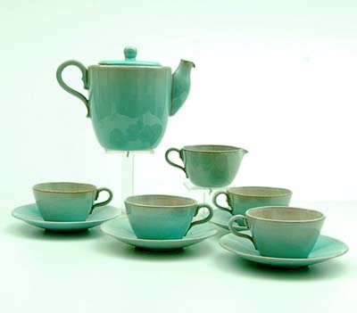 Lichtgroen geglazuurde aardewerk theeset theepot melkkannetje en 4 kop schotel's ontwerp uitvoering Pieter Groeneveldt Voorschoten ca.1935 