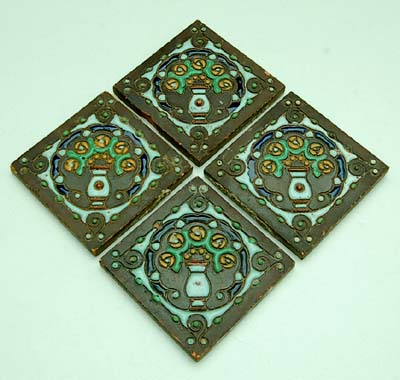  Carduus tegeltjes 4x roodbakkende klei met geringeloorde meerkleurige decoratie ontwerp Theo Nieuwenhuis uitvoering de Distel / Amsterdam 1909-1916 