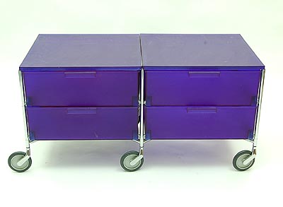 Blauw kunststof trolley Mobil in metalen frame op zwenkwielen ontwerp Antonio Citterio 1994 uitvoering Kartell / Italië 