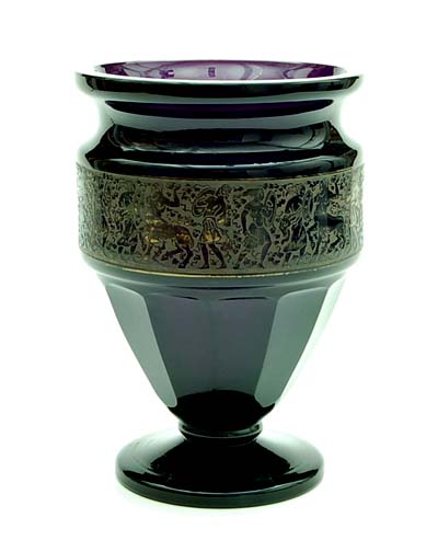 Paarsglazen vaas met geëtste en vergulde banddecoratie van vechtende amazones uitvoering Ludwig Moser Söhne Karlsbad / Tsjecho-Slowakije ca.1925 