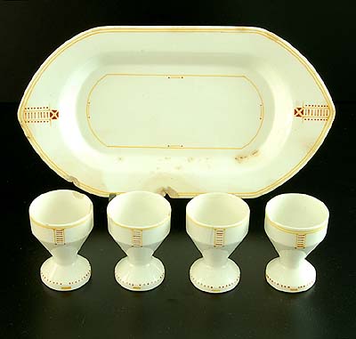 Aardewerk schaaltje 4 eierdoppen met polychrome lineaire decoratie ontwerp C.J.van der Hoef 1904-'07 uitvoering Plateelbakkerij Haga / Purmerend 
