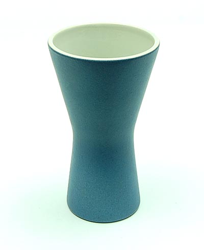 Blauw geglazuurd aardewerk vaasje met witte binnenzijde ontwerp W.H.de Vries 1957 uitvoering Fris / Edam 