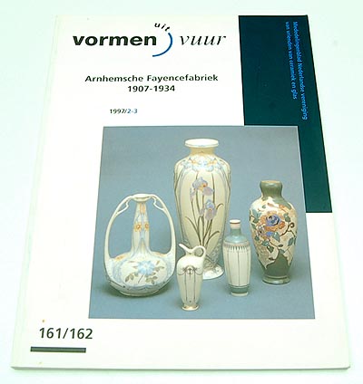 Mededelingenblad Nederlandse vereniging van vrienden van ceramiek en glas Arnhemsche Fayencefabriek 1907-1934 nr 161/162 auteur's Hadewych Martens Benno Steenaert 1997/2-3 Nederlandse tekst 