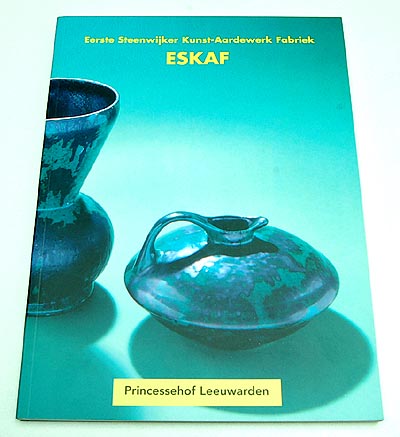 Boek Eskaf Eerste Steenwijker Kunst-Aardewerkfabriek 1919-1934 auteurs Wim Spitzen Antoine Verschuuren uitgegeven door het Princessehof Leeuwarden 2000 Nederlandse tekst 