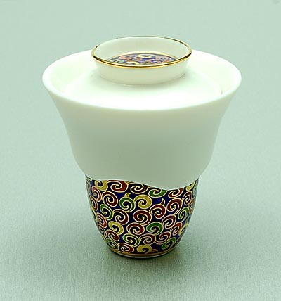 Porseleinen dekseldoosje met omgeslagen rand en met polychrome decoratie ontwerp Bořek Šípek voor Driade ca.1990 