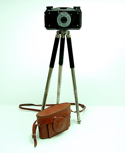 Plastic camera Gevaphot in leather case on adjustable metal stand executed by Gevaert / France ca.1950 