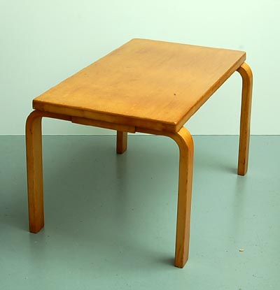 Berkenhouten L-leg bijzettafeltje ontwerp Alvar Aalto 1933-'35 uitvoering Artek / Finland of Hedemora Factory / Zweden ca.1950 