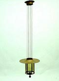 Geelkoperen hanglamp voor kaarsen met trekmechanisme om de kaarsen te vervangen ontwerp uitvoering onbekend in de stijl van Jan Eisenloeffel Nederland ca.1910 