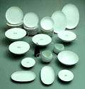 Porseleinen eetservies Continental China door Raymond Loewy speciaal voor de Amerikaanse markt ontworpen in 1953 uitvoering Rosenthal / Duitsland Ontbijtbordjes 12x diam.21,2 cm Dinerborden 12x diam.25,3 cm Soepborden 12x diam.19,2cm Dekschaal in houder 1x diam.28 cm Dekschalen in houder 3x diam.24,6 cm Grote kom 1x diam.23,6 cm Sauskommen 2x waarvan 1 in houder hoog 10,2 cm Dekselbakjes 2x diam.15,5 cm Zwart geglazuurd olieflesje 1x hoog 19,8 cm Ovale dienschaal groot 1x lang 38,6 cm Ovale dienschaal middel 1x lang 33,3 cm Ovale dienschalen klein 2x lang 24,7 cm 