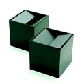 Zwarte melamine asbakken 2x Kubo met metalen inzetstuk ontwerp Bruno Munari 1957 uitvoering Danese Milano / Italië 