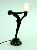 Een groen gepatineerd spelter lamp-sculptuur voorstellende een vrouw met glazen bal op een Portoro Marmeren voet ontwerp uitvoering Max Le Verrier / Frankrijk ca.1930 