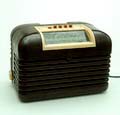 Kunststof radio Bush DAC 10 220 V bruin kunststof behuizing met wit kunststof display-rand en knoppen uitvoering Bush / Engeland 1949-'50 