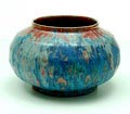 Aardewerk vaas met rood/ en blauwkleurig metaalglans glazuur Reflet Metallique uitvoering de Porceleyne Fles / Delft ca.1900 