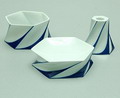 Getordeerde porseleinen kaarsenstandaard hoog 8,4 cm vide-poche diam.14,2 cm een vaas diam.13 cm 3x wit geglazuurd met blauwe kleurvlakken ontwerp Jan van der Vaart ca.1985 uitvoering Rosenthal / Duitsland 