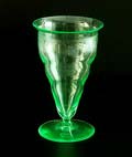 Liturgisch annagroen glazen Misbeker met in rand gegraveerde tekst Odor Vitae ad Vitam ontwerp Dom Gregorius de Wit A.D.Copier 1928 uitvoering Glasfabriek Leerdam 