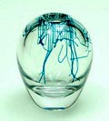 Dikwandig vrijgeblazen glazen Serica vaasje met groen ingesloten glasdraden ontwerp Sybren Valkema 1956-'58 uitvoering Glasfabriek Leerdam 