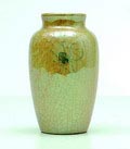 Aardewerk vaasje met geel lusterglazuur met geschilderde decoratie van spin op tak uitvoering St.Lukas / Utrecht 1909-'23 