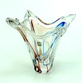 Dikwandige helder glazen KristalUniek vaas met gekleurde glasslierten in kobalt-blauw en aubergine ontwerp Max Verboeket 1960 uitvoering Kristalunie Maastricht 
