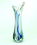 Dikwandige helder glazen KristalUniek vaas met gekleurde glasslierten in kobalt-blauw en groen ontwerp Max Verboeket 1960 uitvoering Kristalunie Maastricht 