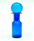 Transparant blauw glazen fles met bol-stop uitvoering Lumenform / Italië ca.1960 