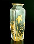 Helderglazen vierkant geslepen kristallen vaas met handgeschilderde goudkleurige florale decoratie uitvoering Saint Louis / Franrijk ca.1890 