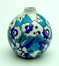Aardewerk vaas met driekleurig geglazuurd decor met florale motieven uitvoering Boch Keramis / België 1929 
