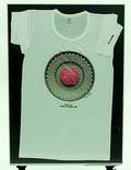 Ingelijst T-Shirt Pane rosa met ontwerp van Ettore Sottsass op voorzijde uitgevoerd voor Alessi / Italië 1981 