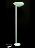 Wit gelakte metalen vloerlamp met dimtronic met dikke asymmetrische perspex kap uitvoering Hala / Zeist ca.1985 