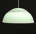 In wit uitgevoerde metalen hanglamp AJ pendant light met vier fittingen ontwerp Arne Jacobsen 1957 uitvoering Louis Poulsen / Denemarken op latere datum 