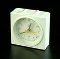 Witte kunststof wekker AB-40 sl quartz ontwerp Dietrich Lubs 1992 uitvoering Braun / Duitsland 