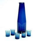 Blauwglazen schenkkan met 5 glaasjes ontwerp Timo Sarpaneva 1956-'57 uitvoering Iittala / Finland 