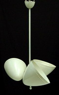 Witgelakte metalen hanglamp met drie verstelbare asymmetrische kappen ontwerp uitvoering onbekend mogelijk Italië ca.1950 