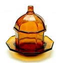 Amber persglazen jampot met deksel en onderschotel ontwerp K.P.C.de Bazel 1920 uitvoering Glasfabriek Leerdam 